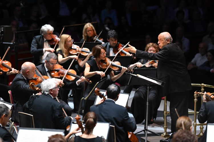 Más ezt nem merte volna megtenni – Fischer Iván ujjongásig bemozgatta a Royal Albert Hall közönségét_12