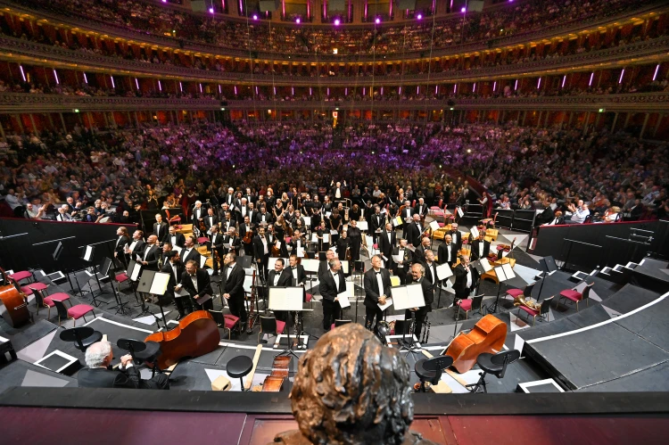 Más ezt nem merte volna megtenni – Fischer Iván ujjongásig bemozgatta a Royal Albert Hall közönségét_13