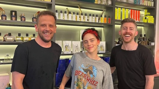 Tíznél is több parfümöt vett Billie Eilish a budapesti boltban
