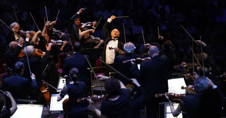 Más ezt nem merte volna megtenni – Fischer Iván ujjongásig bemozgatta a Royal Albert Hall közönségét_14
