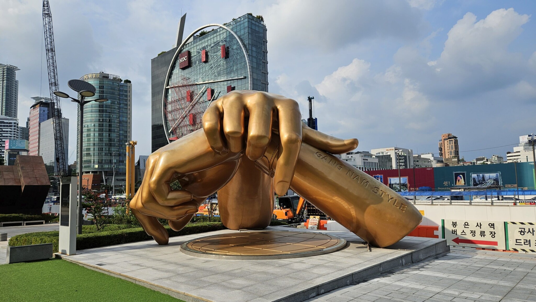 Szöul a k-pop fővárosa, amire büszkék is. Ezt bizonyítja a hatalmas Gangnam Style-szobor, ami akkora, mint egy ház.