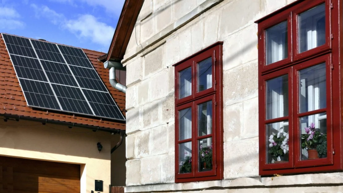 „Felkel a nap, és az utcában az összes napelem lekapcsol” – avagy nálunk az energetikai forradalomból is megoldandó probléma lett