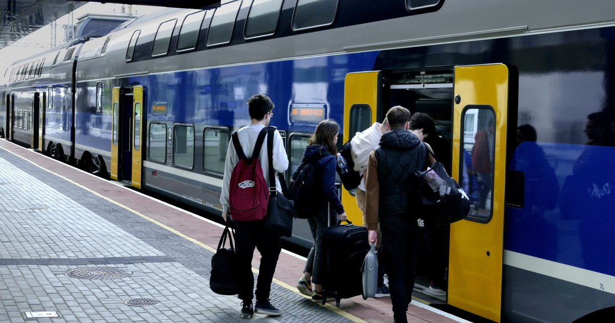 Bődületes összeget szánna a kormány a vasútra