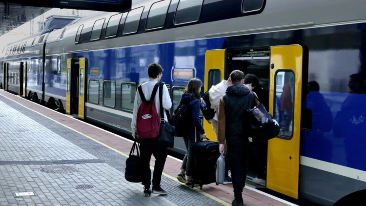 Gödöllõ, 2023. április 21. Fiatal utasok szállnak be a MÁV Start Zrt. nemrég modernizált, bõvített vasútállomásán a fõvárosba tartó egyik Stadler KISS típusú, emeletes vonatába. A vasútállomás a 80. számú vasútvonal része, amelynek fejlesztése 2017 telén indult és négy szakaszban valósult meg. A fejlesztés része volt a Budapest-Hatvan közti pályaszakasz teljes felújítása is. MTVA/Bizományosi: Jászai Csaba *************************** Kedves Felhasználó! Ez a fotó nem a Duna Médiaszolgáltató Zrt./MTI által készített és kiadott fényképfelvétel, így harmadik személy által támasztott bárminemû  különösen szerzõi jogi, szomszédos jogi és személyiségi jogi  igényért a fotó szerzõje/jogutódja közvetlenül maga áll helyt, az MTVA felelõssége e körben kizárt.