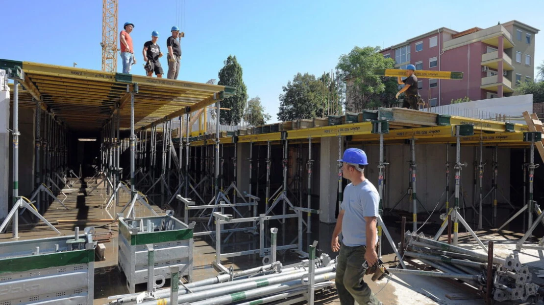 Változás a kamatplafonnál, egymilliós bérek – kormányinfó