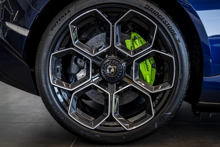 Tömény luxus: így néz ki az első budapesti Lamborghini szalon_12