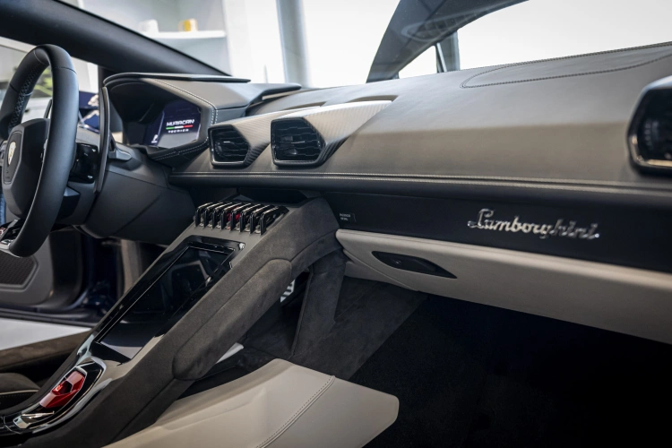 Tömény luxus: így néz ki az első budapesti Lamborghini szalon_20