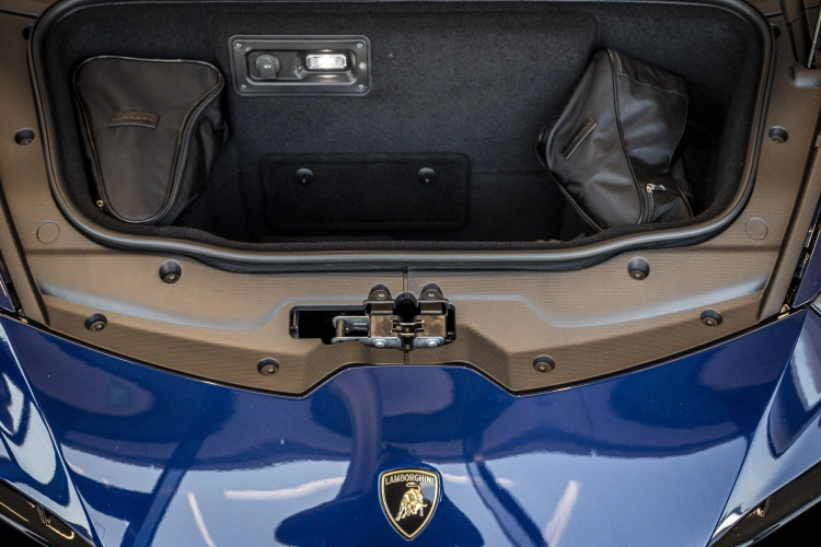 Tömény luxus: így néz ki az első budapesti Lamborghini szalon_22