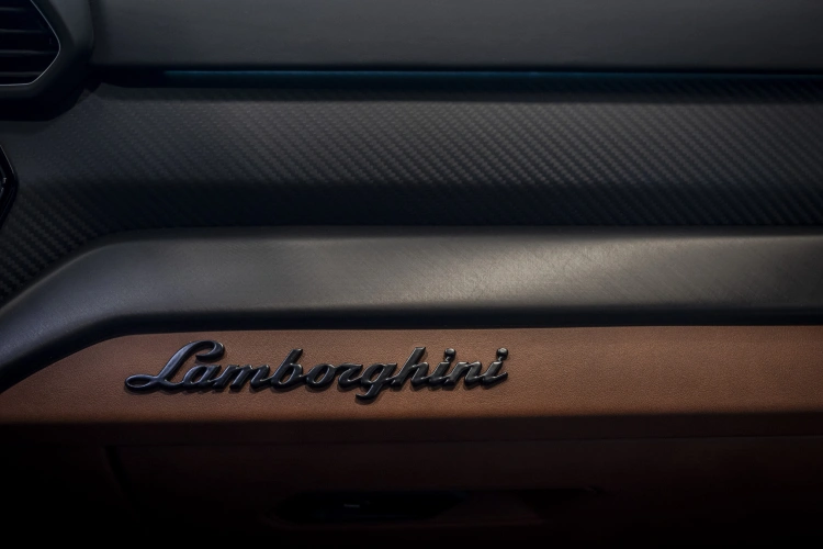 Tömény luxus: így néz ki az első budapesti Lamborghini szalon_35
