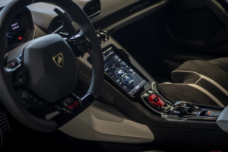 Tömény luxus: így néz ki az első budapesti Lamborghini szalon_37