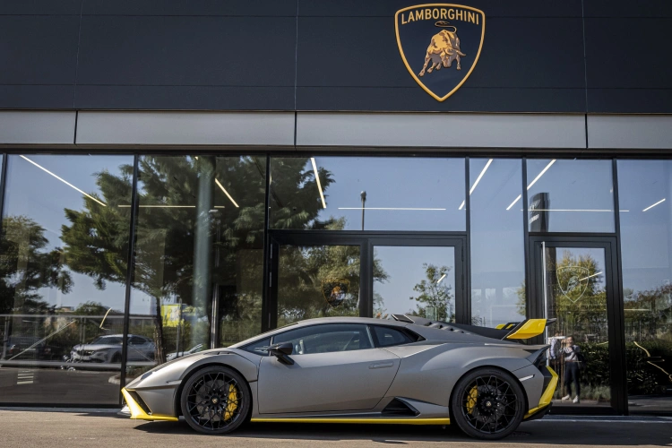 Tömény luxus: így néz ki az első budapesti Lamborghini szalon_3