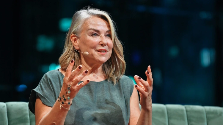 Esther Perel: állandóan üzengetünk, mégis magányosak vagyunk