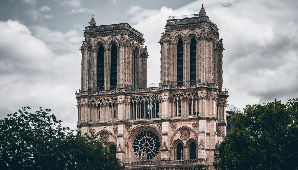 Elárverezte a Sotheby’s a Notre Dame ellopott üvegablakait