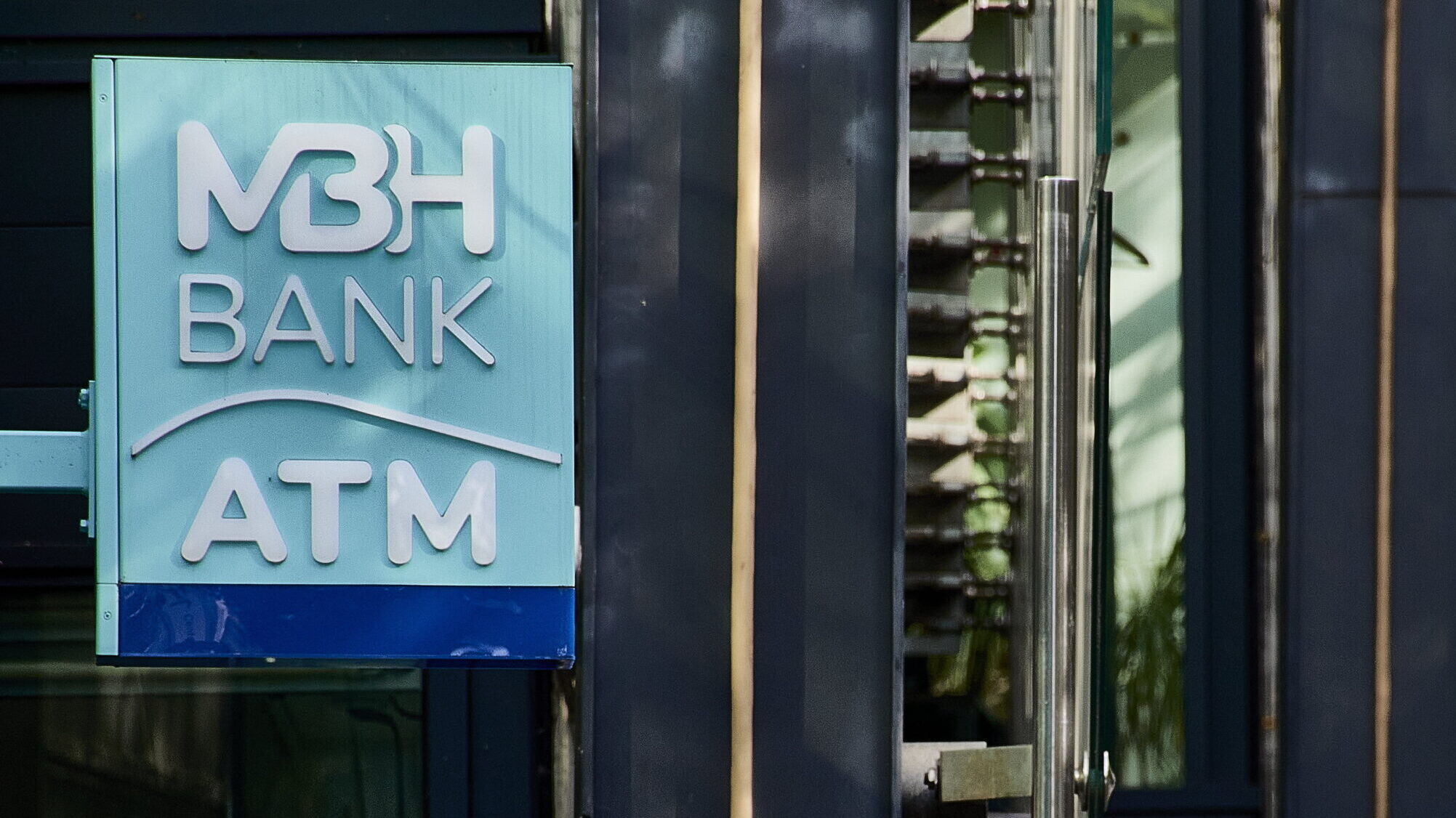 Mészáros-bank: sorban zárnak a fiókok