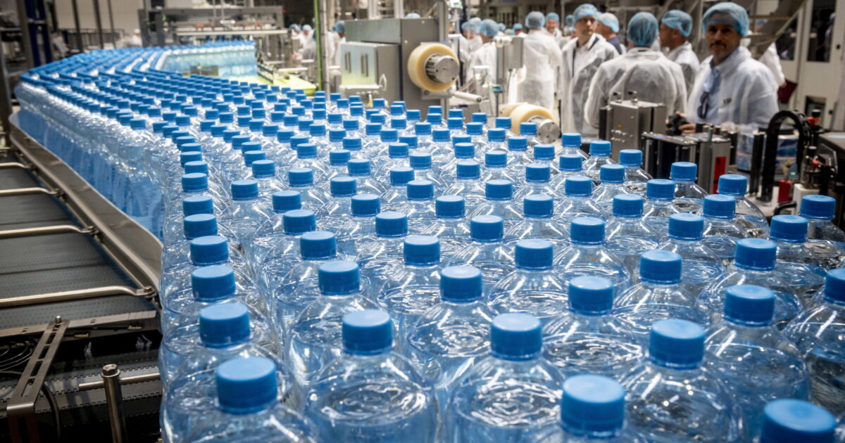 Klasszikus greenwashinggal vádolja a Szentkirályit és a Coca-Colát a GVH