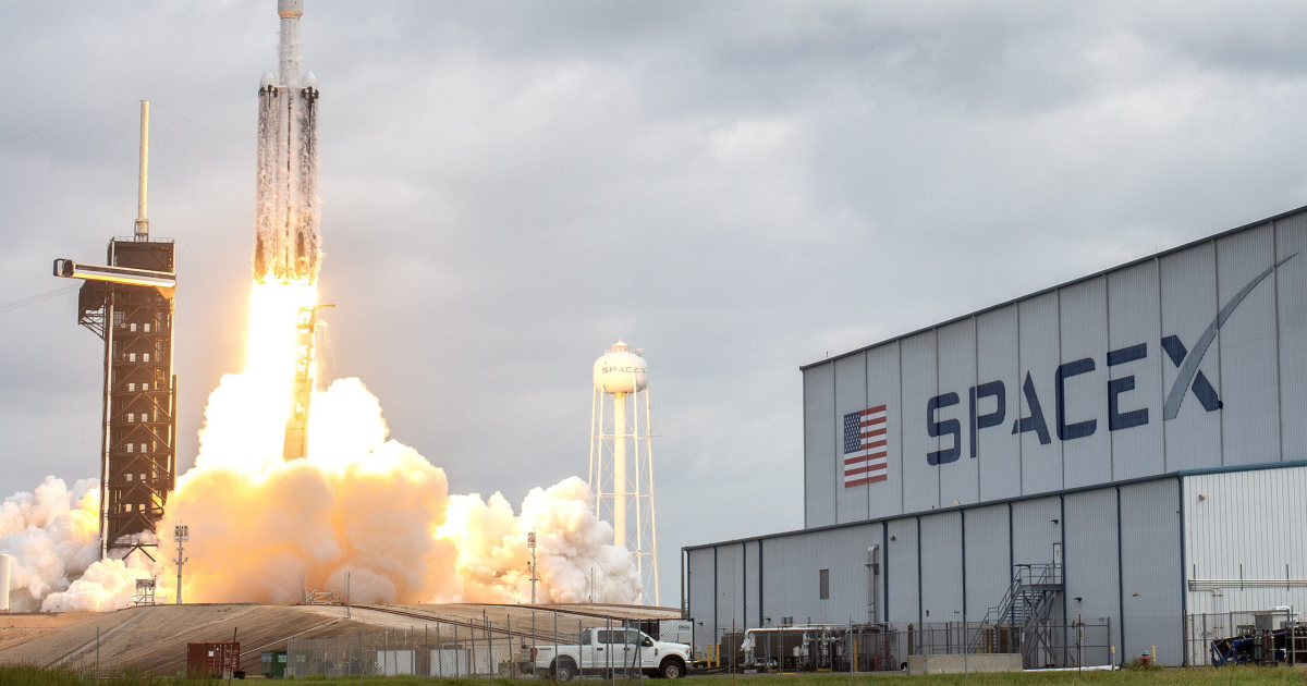 Elon Musk űrcégének meghibásodott rakétája Lengyelországban, darabokban csapódott be
