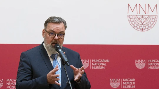 Azonnali hatállyal menesztették L. Simon Lászlót, mert 18 év alattiakat is beengedett a Nemzeti Múzeumba