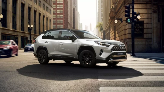 Hiába a termelési és eladási rekord, példátlan módon csökken a Toyota profitja