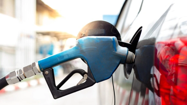 Benzinárak – nem sokáig volt elégedett a kormány