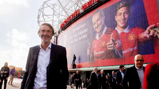 Itt a több hónapos egyezkedés eredménye: övé lett a Manchester United negyede