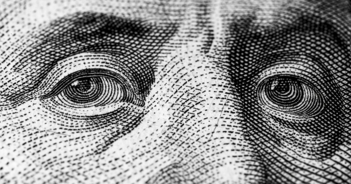 Tovább esik a forint pénteken