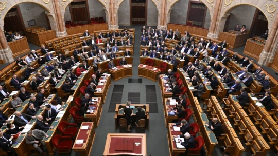 Másfél óra alatt a szuverenitást és a jó ízlést is megvédték – minden, amiről kedd este döntöttek a parlamentben
