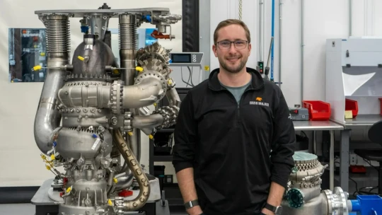 Eladta a SpaceX-részvényeit, abból most rakétákat fejleszt az USA-nak, hogy pótolja az Ukrajnában ellőtt készleteket