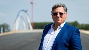 Két év alatt elveszítette cége értékének több mint nyolcvan százalékát, elhagyta süllyedő hadihajóját a NER dollármilliárdosa