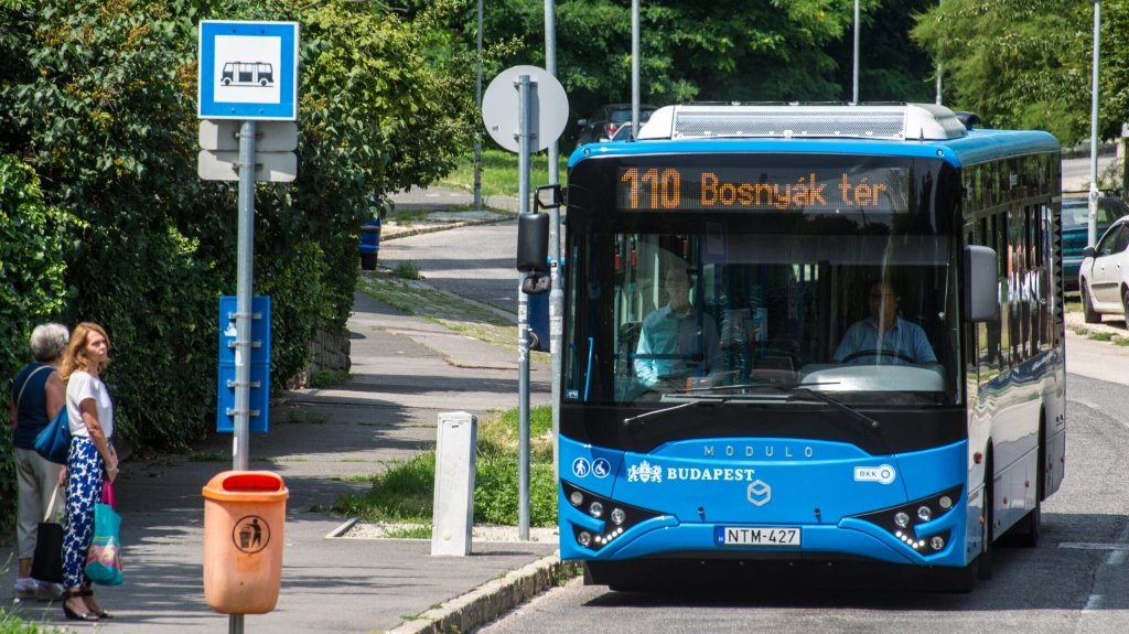 Új világrend a budapesti buszokon, fontos változás az első ajtónál