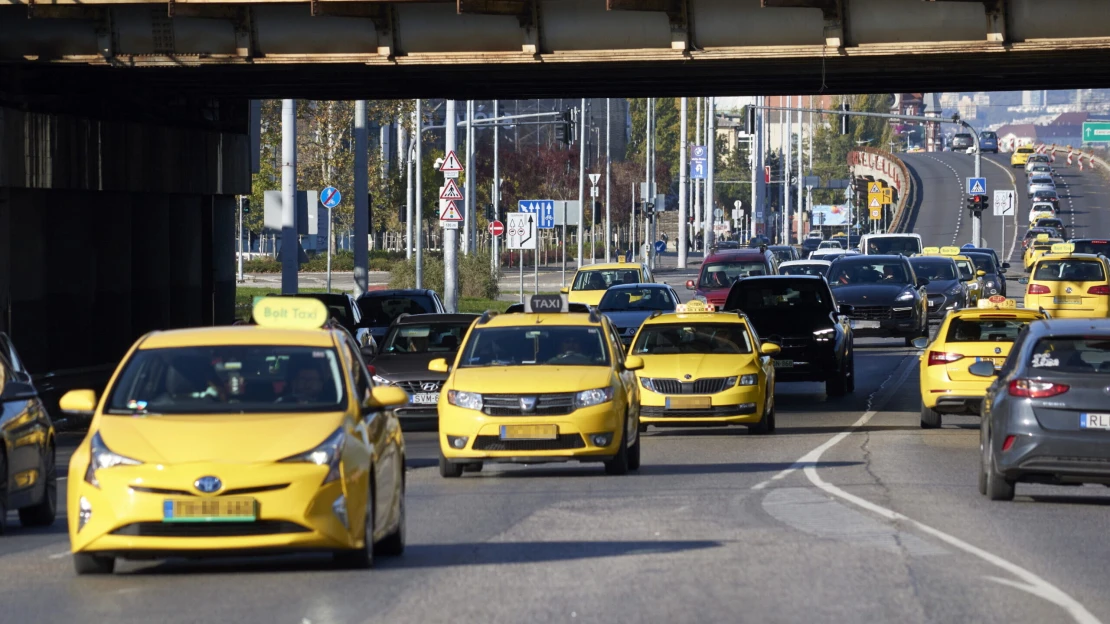 Félmilliárd forintért taxizhatnak a kormány munkatársai