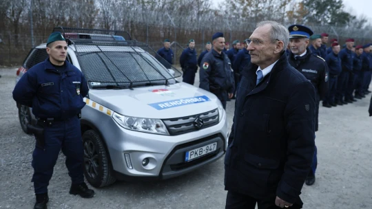 Spórolással indokolja a Belügyminisztérium, hogy több ezer embercsempészt engedtek el