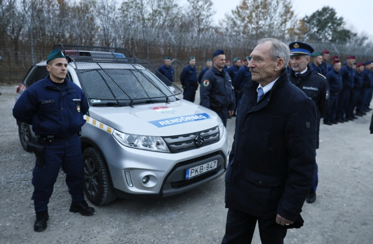 Akár 750 ezer forintos jutalmat is kaphattak a katonák, miközben a rendőröknek semmi sem jutott