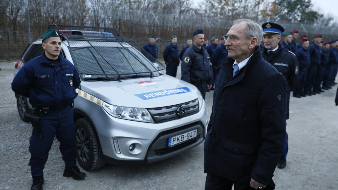 Spórolással indokolja a Belügyminisztérium, hogy több ezer embercsempészt engedtek el