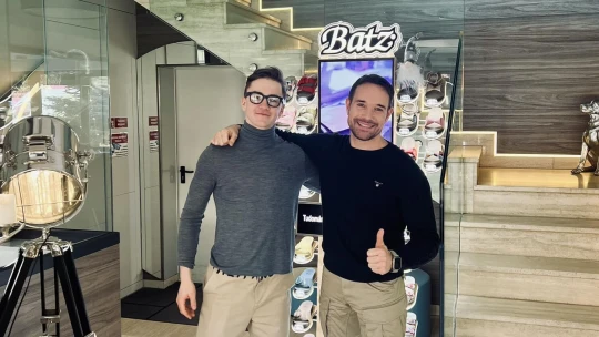 A fiatal sneakerheaddel tervez designer csukát a magyar klumpakirály