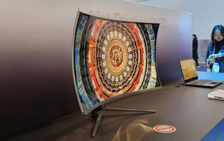 Repülő autó, UFO kávéfőző, átlátszó tv, nyújtható telefon és mindent átszövő mesterséges intelligencia: Tombolt az innováció a tech gigaexpón!_3