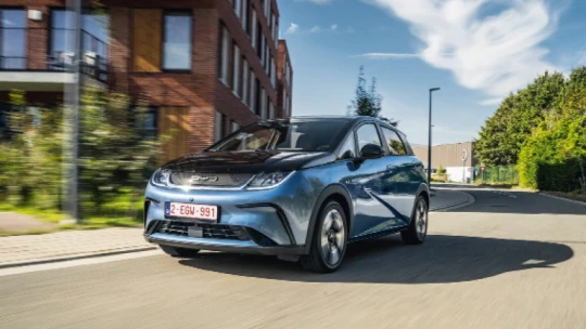 Bezuhant a Tesla, kitalálod, ki előzte be?