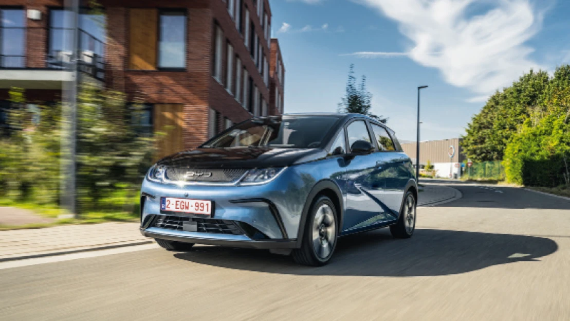 Bezuhant a Tesla, kitalálod, ki előzte be?