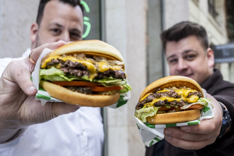 10 milliós befektetés, közel 1 milliárdos forgalom az első évben – hogy csinálta a Simon’s Burger?_7