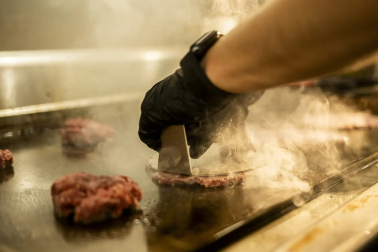 10 milliós befektetés, közel 1 milliárdos forgalom az első évben – hogy csinálta a Simon’s Burger?_0