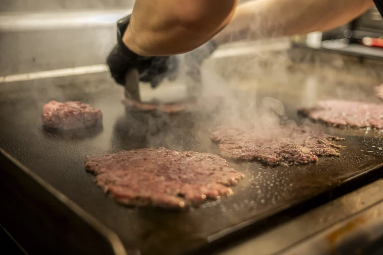 10 milliós befektetés, közel 1 milliárdos forgalom az első évben – hogy csinálta a Simon’s Burger?_1