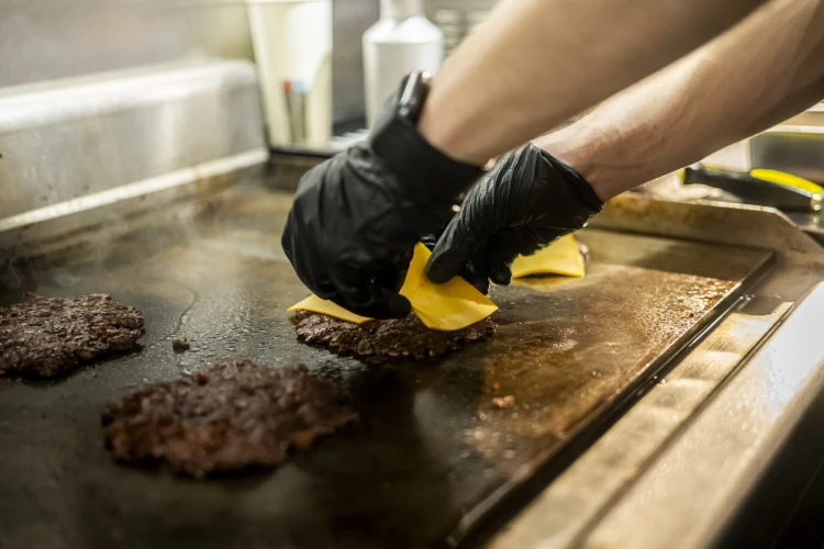 10 milliós befektetés, közel 1 milliárdos forgalom az első évben – hogy csinálta a Simon’s Burger?_3