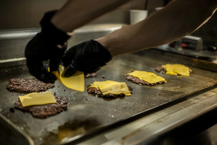 10 milliós befektetés, közel 1 milliárdos forgalom az első évben – hogy csinálta a Simon’s Burger?_4