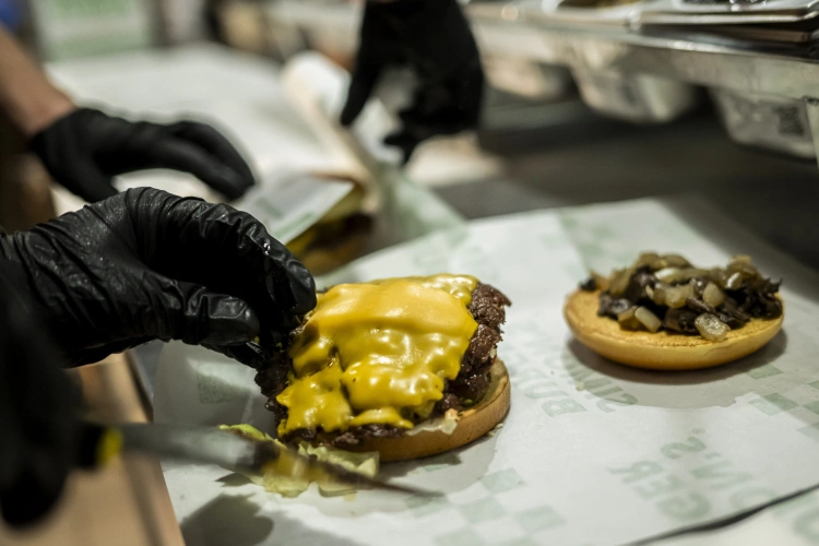 10 milliós befektetés, közel 1 milliárdos forgalom az első évben – hogy csinálta a Simon’s Burger?_5