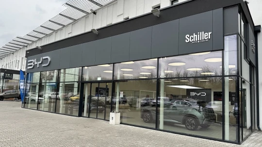 BYD-re vált a Schiller – de mi lesz az Opelekkel?