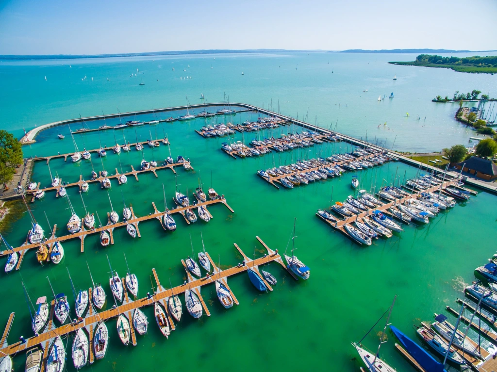 Vitorlázni a Balatonon: jobban megéri bérelni, lassan elérjük a tengeri árakat?