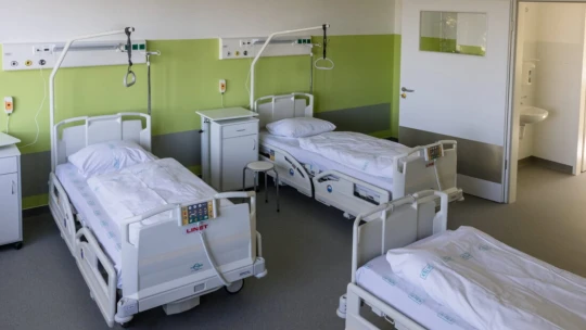 Bajban a kórházak, jön a NAV?