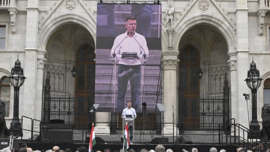Feneketlen zsebek: mennyibe kerül egy politikai párt beindítása?