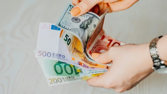 Devizaváltás: hol érdemes, saját bank vagy Revolut?