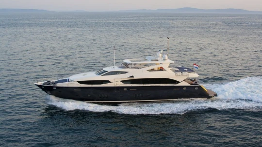 A bukott ásványvíz király jachtját már megvette, hamarosan jöhet a Honvéd is