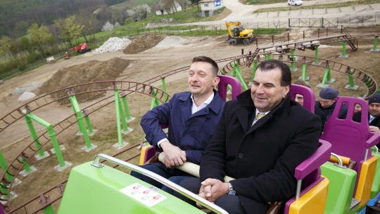 Brutális áron vette meg az Erzsébet-táborokat működtető alapítvány az élményparkot, ahol Rogán hullámvasutazott
